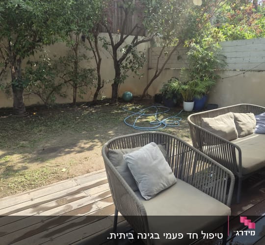 חצר וגינה פרטית עם דק עץ, פינת ישיבה, עצי נוי וצינור השקיה
